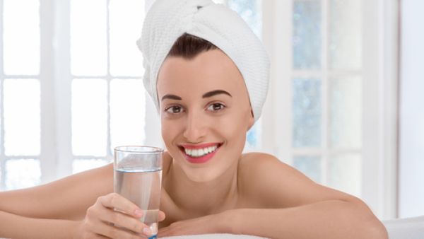 اشرب واشربي كميّة كبيرة من الماء تصل إلى ليتر ونصف الليتر يومياً