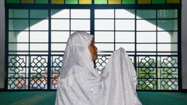 المرأة الحائض تبقى على إحرامها، ولا بأس أن تغيِّر ملابسها