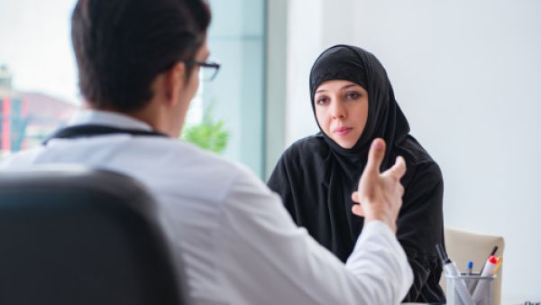 يجب استشارة الطبيب إذا كانت حبوب منع الدورة تُناسب طبيعة الجسم