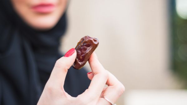 احرصي على آداب تناول الطعام وأصول اللياقة المتعلقة بالمائدة