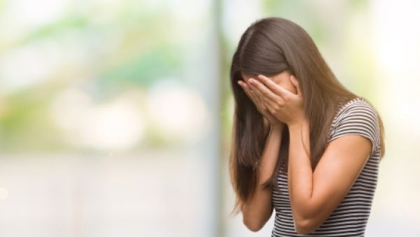 عندما يشعر الشخص بأنه غير سعيد، يسعى إلى تجنب الآخرين