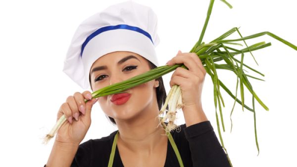 عند تناول البصل يجب تنظيف الأسنان مباشرةً بعد تناول الطعام 