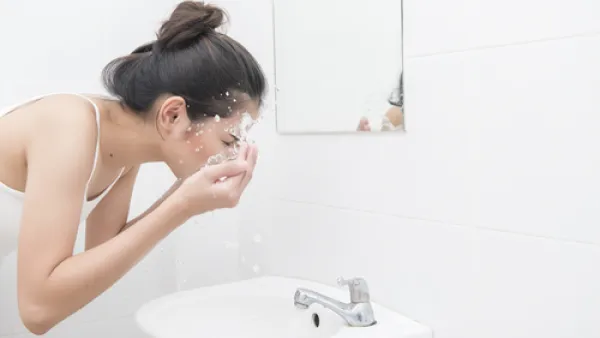 يقلل الماء البارد من حدوث التورمات والانتفاخ في الجفون والوجه