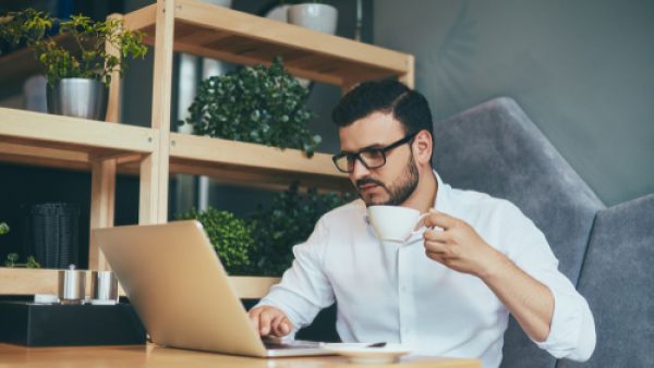 احرص على الجلوس على مقعدٍ و مكتب مريحٍ

