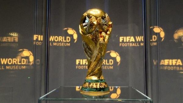شيشة على شكل كأس العالم في مقهى مصري