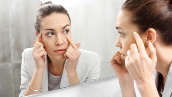يعتبر شرب الماء أحد أفضل العلاجات الطبيعية لتليين تجاعيد الوجه