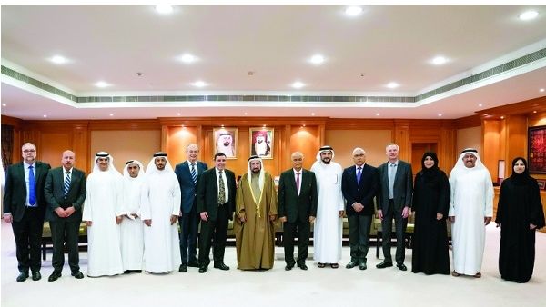 سلطان القاسمي يتوسط أعضاء مجلس أمناء جامعة الشارقة سلطان القاسمي يتوسط أعضاء مجلس أمناء جامعة الشارقة