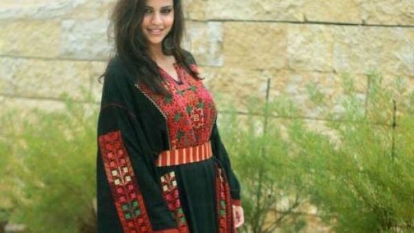 الصورة لفتاة اخرى تعرض الزي الفلسطيني ولا علاقة لها بالموضوع