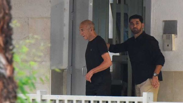 إطلاق سراح رئيس الوزراء الإسرائيلي السابق ايهود أولمرت