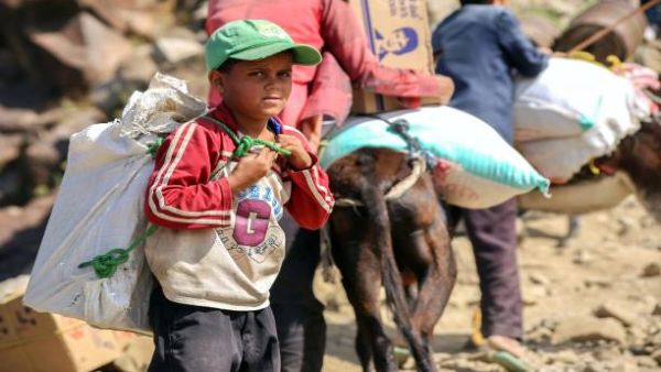 الحرب تقسو على أطفال تعز..  بيّاعون وشيّالون ومقاتلون