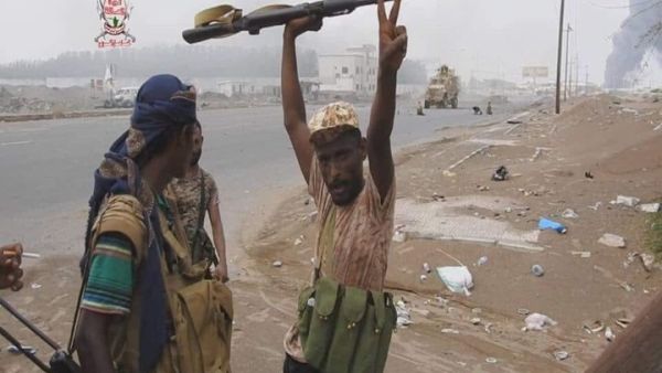 استأنف التحالف العربي الاثنين هجومه على الحديدة بعد انهيار محادثات سلام السبت الماضي