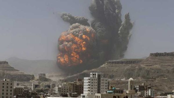 انفجارات عنيفة تهز صنعاء جراء غارات جوية للتحالف على مواقع للحوثيين
