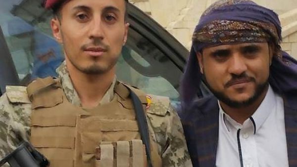  نجل الرئيس المخلوع مرتدياً البزة العسكرية ومتقلداً سلاحه الرشاس 