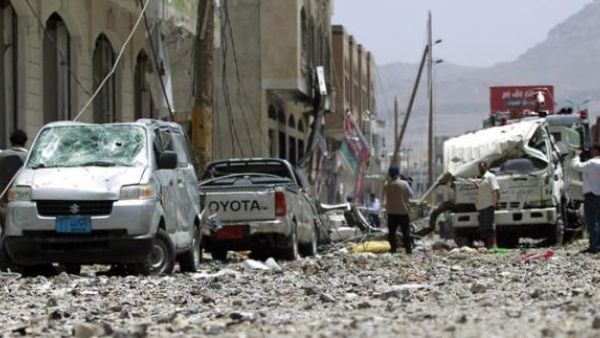 مدنيون يفرون من قصف التحالف لميناء الحديدة في اليمن
