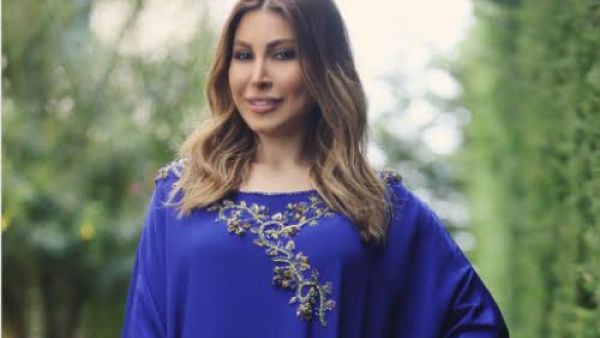 ارتدت الفنانة اللبنانية "يارا" عباية زرقاء بسيطة وأنيقة