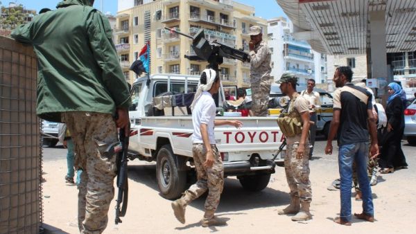 Forces loyal to the Saudi-backed Yemeni president stand guard in the West of the southern Yemeni city of Aden on April 11, 2016. (AFP/Saleh al-Obeidi) Forces loyal to the Saudi-backed Yemeni president stand guard in the West of the southern Yemeni city of Aden on April 11, 2016. (AFP/Saleh al-Obeidi)