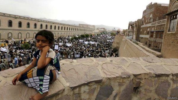 القتلى وبينهم نساء واطفال سقطوا في غارة استهدفت السبت المدينة الساحلية القريبة من تعز