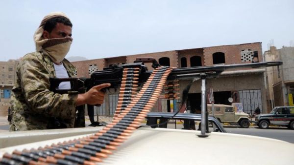 استعادت القوات الحكومية بدعم من طيران التحالف العربي بقيادة سعودية مواقع هامة في الضواحي الغربية والجنوبية لتعز