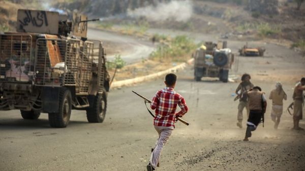 Yemeni tribesmen from the Popular Resistance Committees, supporting forces loyal to President Abedrabbo Mansour Hadi, hold a position during clashes with Houthi rebels west of Taiz, on March 21, 2016. (AFP/Ahmad al-Basha)