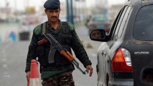 YEMEN, SANAA : A Yemeni soldier checks vehicles near Sanaa International Airport on August 6, 2013 in Yemen.  AFP PHOTO/MOHAMMED HUWAIS