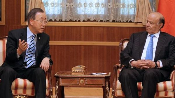 بان كي مون خلال اجتماعه والرئيس اليمني/أ.ف.ب