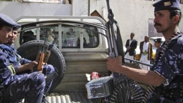 شرطيان يمنيان يحرسان محكمة امن الدولة في صنعاء شرطيان يمنيان يحرسان محكمة امن الدولة في صنعاء