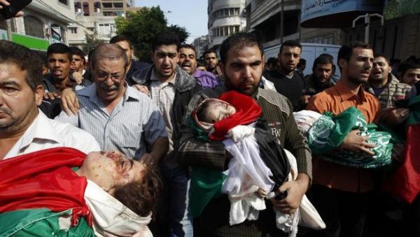 فلسطينوين يشيعون ضحايا عائلة الدلو في غزة الاثنين/أ.لإ.[