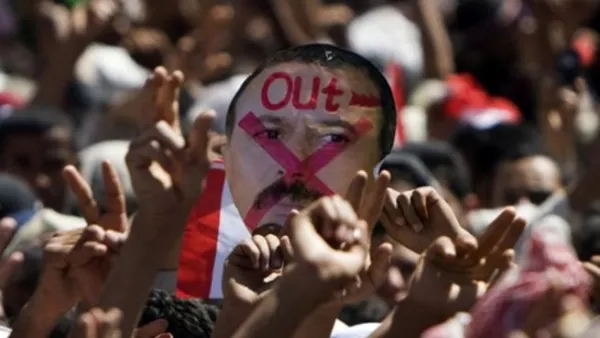الامين العام لمجلس التعاون الخليجي غادر صنعاء بعدما فشل في الحصول على توقيع الرئيس صالح لتسوية الازمة.