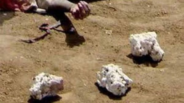 رجم امرأة حتى الموت بتهمة الزنى والقوادة في "المكلا"