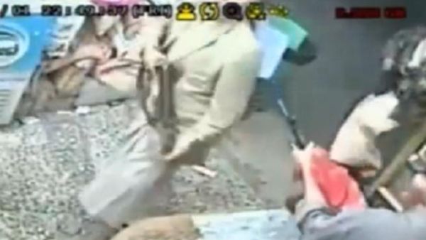 شاب يمني يدافع عن نفسه وعن المتجر الذي يعمل به بوجه مسلحين حاولا سلبه