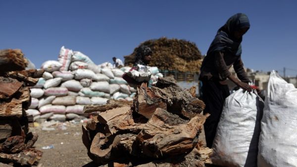 A Yemeni man seals a bag of firewood, used for cooking purposes as gas prices remain high, at a shop in the capital Sanaa on January 18, 2017. (AFP/Mohammed Huwais)