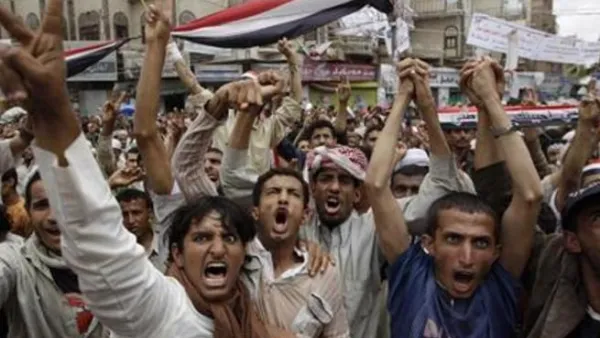 محتجون يرددون هتافات اثناء تجمع يطالب بتنحي الرئيس صالح في صنعاء يوم الاحد
