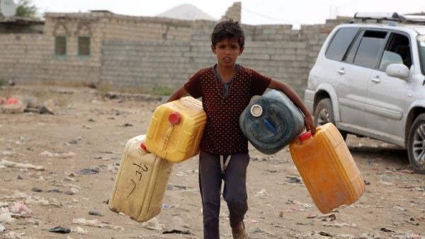 A Yemeni child carries empty jerrycans amid continuing wide spread disruption of water supply in the impoverished coastal village on the outskirts of the Yemeni port city of Hodeidah, on February 20, 2017. (AFP/Stringer)