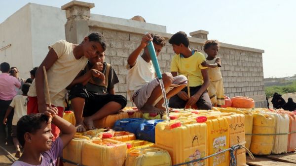 Yemeni children fill empty jerrycans with water from a donated source amid ongoing widespread disruption of water supplies in an impoverished coastal village on the outskirts of the Yemeni port city of Hodeidah, on October 18, 2016. (AFP/Stringer)