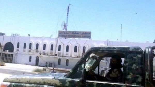 القاعدة تسلم مطار الريان الدولي في حضرموت إلى مجلس أهلي
