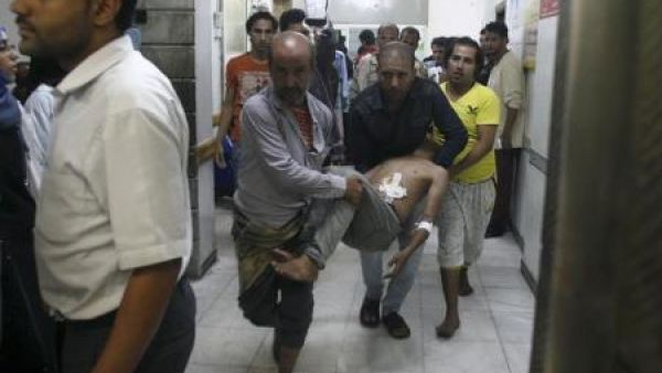 سكان ينقلون مصابا جراء قصف لمستشفى في تعز 
