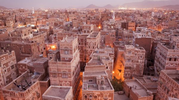 حفل زفاف جماعي لـ 50 عامل نظافة في اليمن.. فيديو!