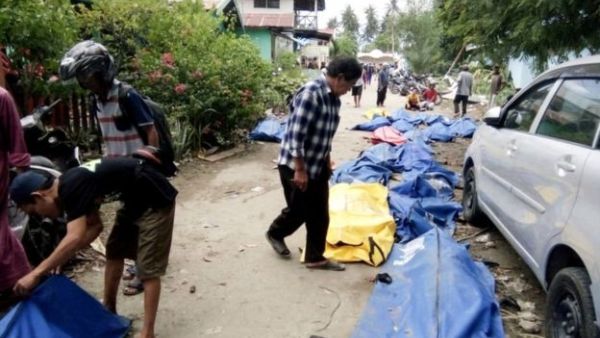 العثور على نحو 2000 جثة بعد زلزال اندونيسيا والتسونامي