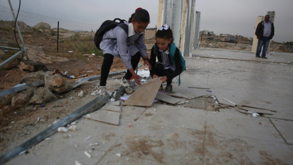 تدعي اسرائيل ان اثارا تاريخية موجودة تحت انقاض المدرسة 

