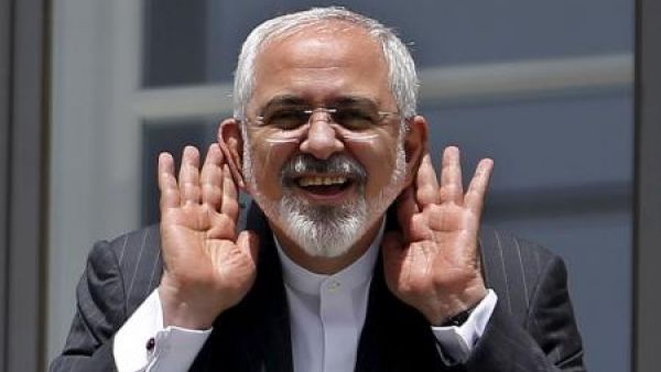 وزير الخارجية الإيراني محمد جواد ظريف لدى حديثه مع صحفي من شرفة الفندق الذي يقيم فيه في فيينا يوم الجمعة
