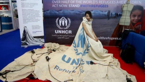 ثوب عالمي من قماش خيمة عائلة لاجئة!
