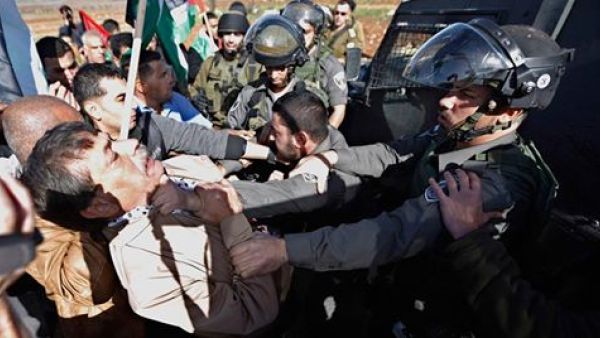   لحظة اعتداء جنود الاحتلال على الوزير أبو عين قبل استشهاده بدقائق
