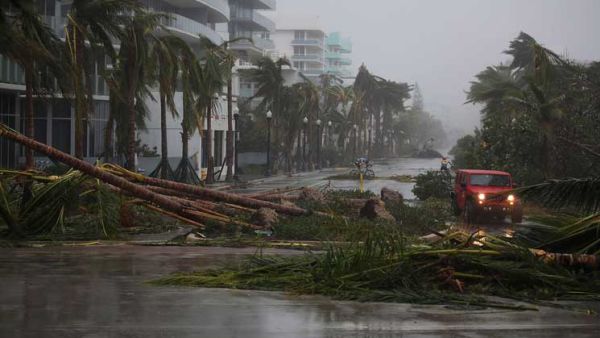 رافعات سقطت وكهرباء انقطعت