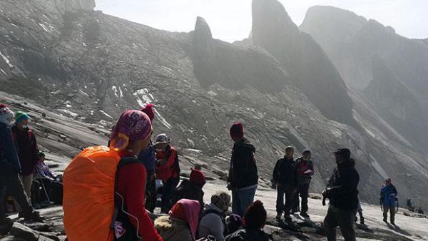 ماليزيا.. زلزال يخلف سائحين مصابين وعالقين على جبل