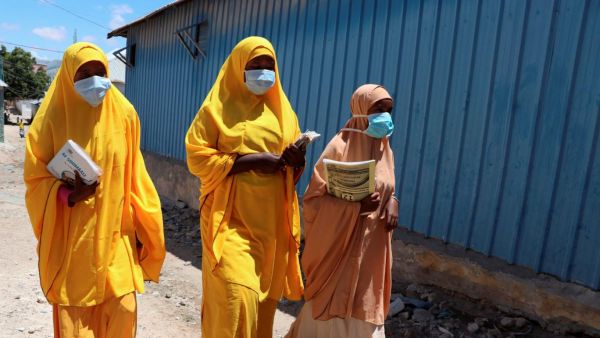 مجموعة من الأطباء والمتخصصين الصوماليين من جامعة مقديشو الوطنية تستعد للسفر لدعم الأطباء الإيطاليين.