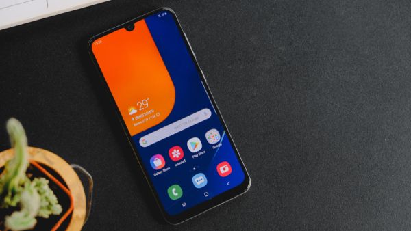 The 8 Best Smartphones for $300 or Less in 2022