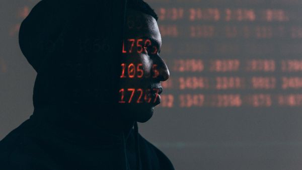 فإن الحوادث الأمنية في بيئات التكنولوجيا التشغيلية والأنظمة الإلكترونية الفيزيائية الأخرى لها ثلاث دوافع رئيسية ترمي إلى إلحاق الضرر الفعلي وتعطيل الأنشطة التجارية (تخفيض الإنتاجية) وتشويه السمعة (مصداقية الشركة المصنعة وموثوقيتها). جارتنر: الهجمات الإلكترونية قد تتسبب بقتل وإيذاء الأفراد بحلول 2025