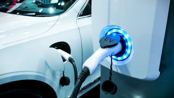 الصين تهدد هيمنة تيسلا على سوق السيارات الكهربائية