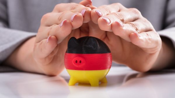 Pandemic Drives German Consumers to Hoard Billions in Bank Accounts