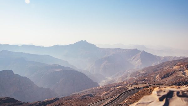 يرافق تغيير مكان العمل اكتشاف أنشطة وعادات وفرص جديدة للتواصل والتفاعل. وقد أدت الظروف التي شهدها العام الماضي إلى انتشار واسع لنموذج العمل عن بعد تزامناً مع توجه مختلف القطاعات حول العالم لتبني سياسات عمل أكثر مرونة خلال هذه الفترة الصعبة. رأس الخيمة تطلق برنامج (Live RAK Play) وتدعو ضيوفها للتمتع بطبيعتها الخلابة وأجوائها المعتدلة طيلة أيام السنة